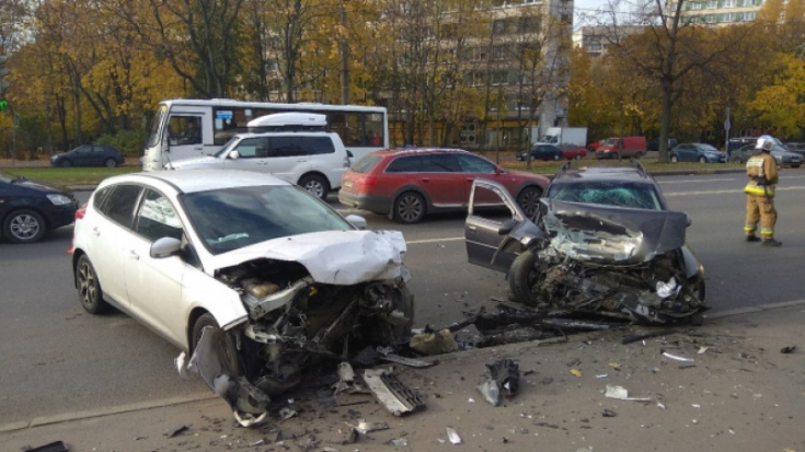 Две легковушки столкнулись в Пскове - 2020-01-22 20:12:00 - 1