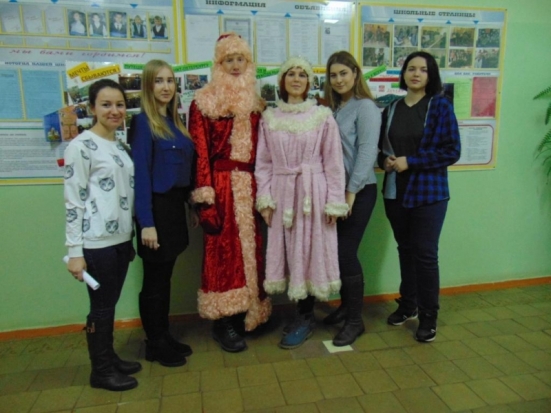 Студенты-волонтеры медицинского колледжа Великих Лук поздравили подшефных учащихся с Новым годом - 2018-12-26 10:43:00 - 1