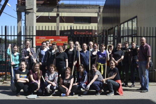 Великолукские студенты накануне Дня Победы высадили ели, можжевельник и туи около памятного знака «Подвиг милосердия» и на улице 3-ей Ударной Армии - 2018-05-11 17:05:00 - 1