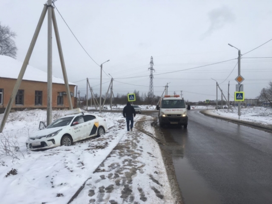 ФОТОфакт: Автомобиль такси улетел в кювет в Великих Луках - 2020-03-14 15:42:00 - 1