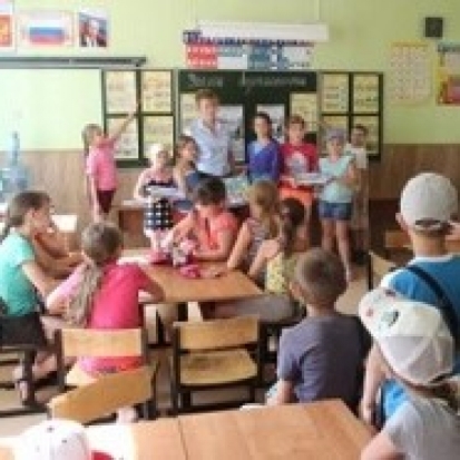 В Великих Луках с детьми провели беседу «Водитель и пешеход, берегите друг друга!» - 2016-07-05 19:04:00 - 1