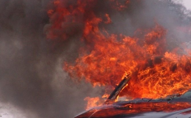 В Пскове подожгли автомобиль, ожоги получил один человек - 2019-07-02 10:42:00 - 1