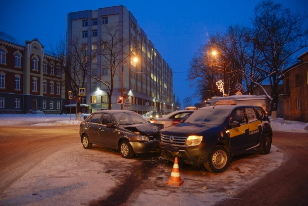 ФОТОрепортаж с места ДТП на перекрестке проспекта Ленина и улицы Ставского - 2019-01-16 09:24:00 - 1