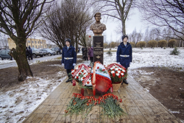 В Великих Луках установили бюст герою 6-ой роты Сергею Шикову (ВИДЕО) - 2020-02-29 13:17:00 - 1