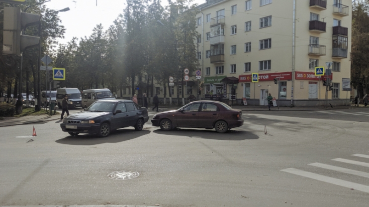 ФОТО: На перекрестке Зверева-Ленина в Великих Луках произошло ДТП - 2019-09-25 11:14:00 - 1