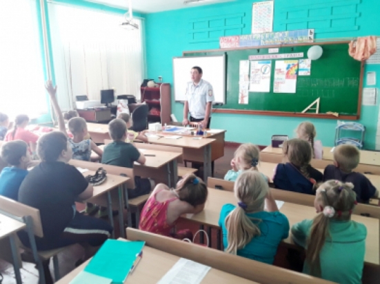 В детских летних лагерях сотрудники ГИБДД Псковской области проводят профилактические встречи - 2019-06-10 16:43:00 - 1