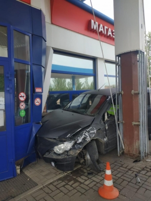 В Великих Луках в результате наезда автомобиля на здание АЗС пострадал 7-летний ребенок (ФОТО) - 2020-06-08 11:17:00 - 1