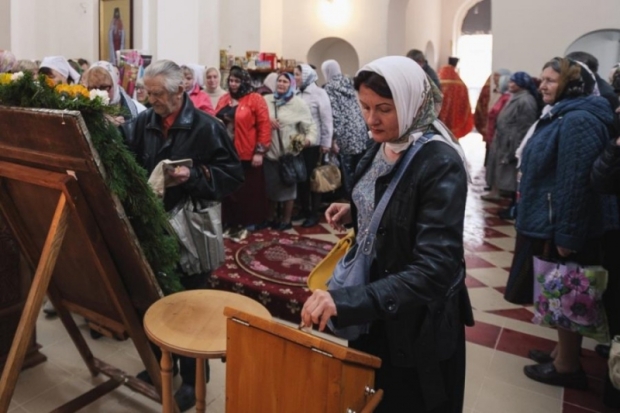 Сотни великолучан поклонились ковчегу с частицей мощей святителя Николая Чудотворца - 2016-05-26 08:55:00 - 1