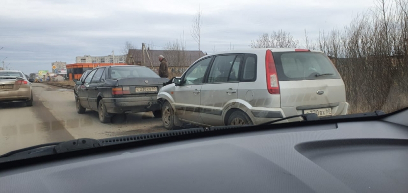 ФОТОфакт: «Легкий поцелуй» трех иномарок в Великих Луках - 2020-03-04 14:11:00 - 1