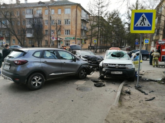 Три автомобиля вчера столкнулись в Великих Луках - пострадали 2 человека (ФОТО) - 2020-04-21 10:15:00 - 1