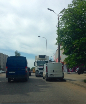 Великолукская автожесть: не только закрытый мост и пробки, но и затор из-за грузовиков «Пятерочки» (ФОТО) - 2016-06-20 13:40:00 - 1