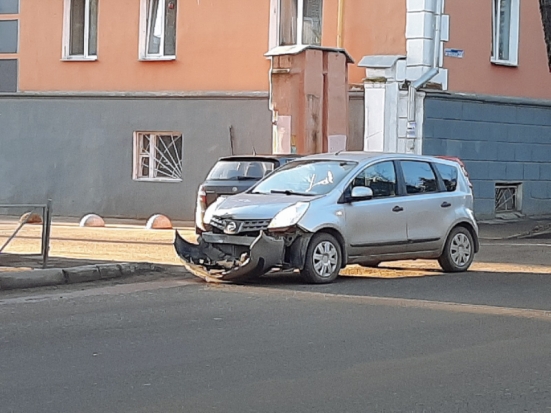 ФОТО: на Октябрьском проспекте в Великих Луках столкнулись две легковушки - 2020-02-18 09:43:00 - 1