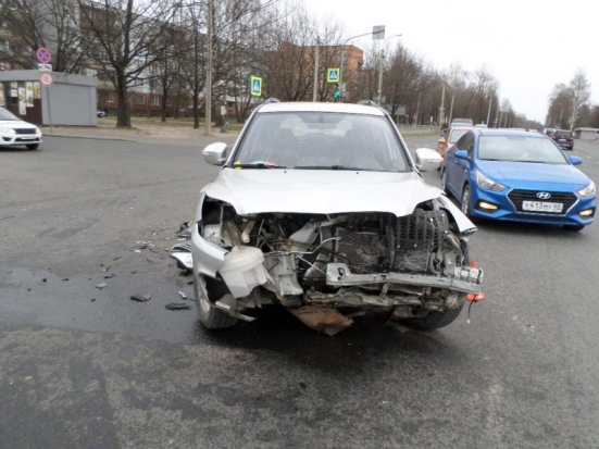 В Пскове водитель «Лады» устроил ДТП, проехав на красный сигнал светофора (ФОТО) - 2020-04-10 09:04:00 - 1