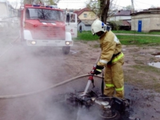 В Пушкинских Горах ночью загорелся скутер - 2019-07-05 06:53:00 - 1