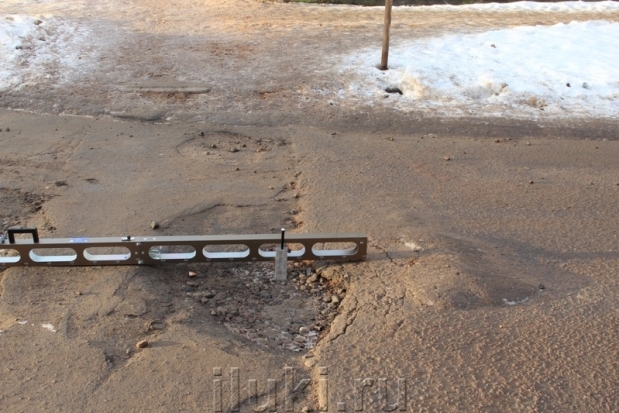 «Как будто этой администрации вообще нет в городе!». Великолучане впечатлены «тающим» асфальтом - 2019-02-14 15:41:00 - 1