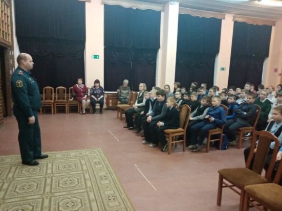 Сотрудники МЧС встретились в великолукскими школьниками - 2020-03-08 09:32:00 - 1