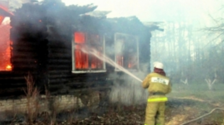 Жилой дом загорелся в Пскове - 2019-08-10 17:24:00 - 1