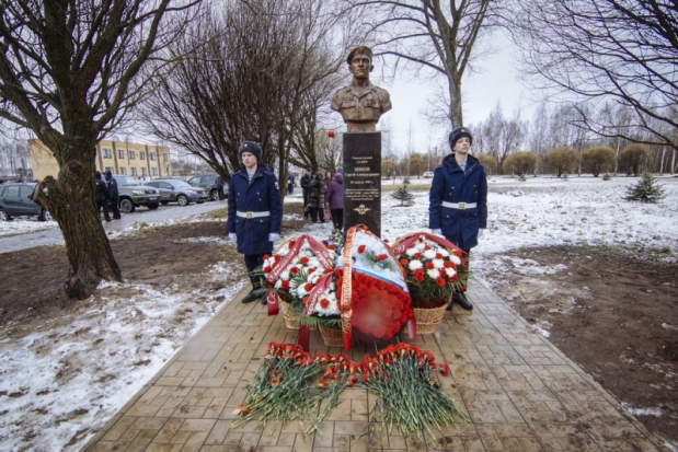 ФОТОрепортаж: Торжественное открытие бюста великолучанина Сергея Шикова, погибшего в Чечне во время боя в Аргунском ущелье - 2020-02-27 15:41:00 - 1