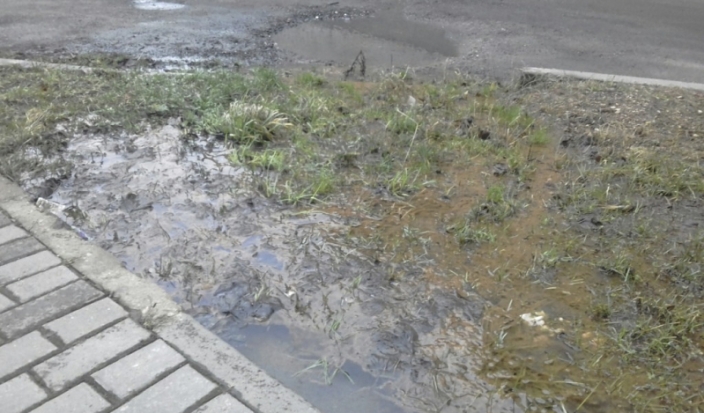 В промоину возле многоквартирного дома в Невеле, которую более полугода не устраняют коммунальщики, провалился ребенок – люди пишут губернатору (+ ФОТО) - 2020-01-21 15:53:00 - 1