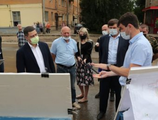 Губернатор Михаил Ведерников в Великих Луках проинспектировал ход реконструкции перекрестка проспекта Ленина и улицы Дьяконова - 2020-07-29 08:46:00 - 1