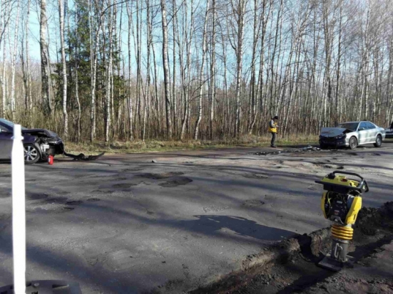 В Гдовском районе водитель, объезжая знак, выехал на встречку и столкнулся с другим автомобилем (ФОТО) - 2020-05-02 16:02:00 - 1