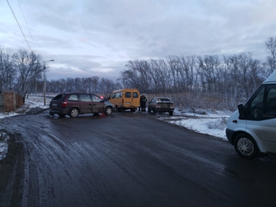 ФОТО: в столкновении «Крайслера» и «Газели» в Великих Луках пострадала пассажирка маршрутки - 2020-01-22 18:10:00 - 1