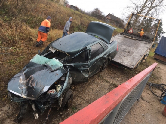 ФОТО: автомобиль, упавший сегодня с моста под Великими Луками, эвакуировали - 2019-10-22 17:03:00 - 1