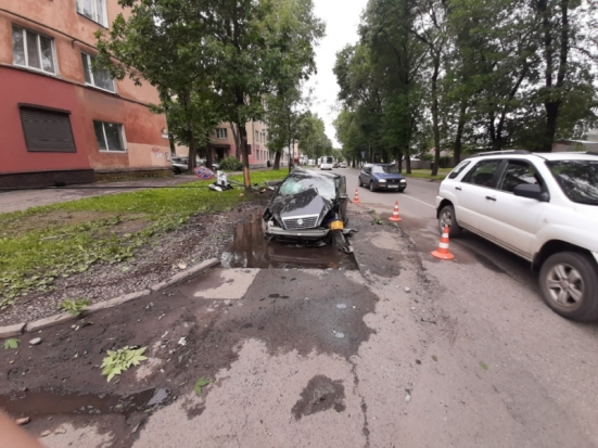 В Великих Луках автомобиль сбил световую опору - 2020-07-16 12:58:00 - 1