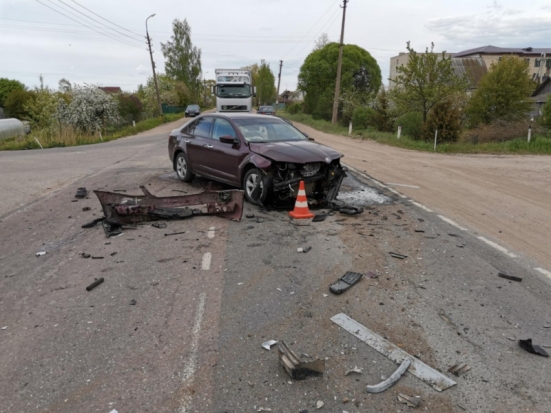 В Островском районе две автоледи не поделили дорогу (ФОТО) - 2020-05-26 09:48:00 - 1