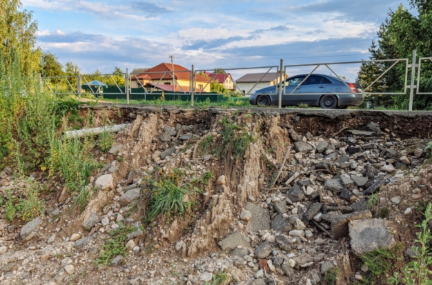 ФОТО: На Горицкой улице в Великих Луках снова разрушается тротуарная дорожка, которую отремонтировали в прошлом году - 2020-07-28 14:58:00 - 1