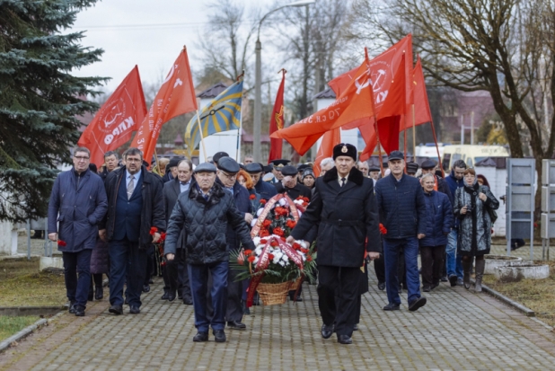 ФОТОрепортаж: церемония возложения цветов к Воинскому мемориальному захоронению прошла в Великих Луках - 2020-01-17 14:08:00 - 1