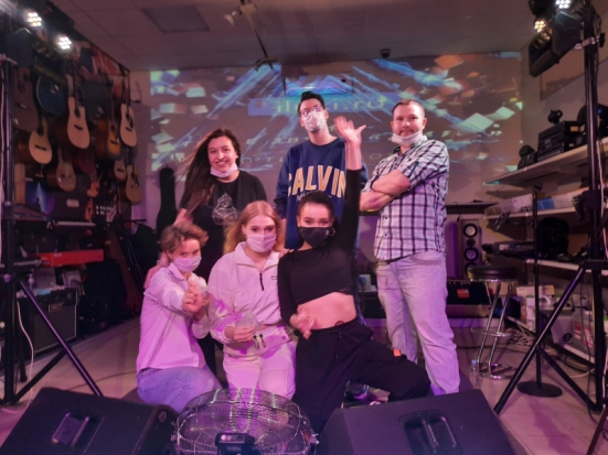 «Квартирник-online»: о чем пели местные знаменитости на майских праздниках - 2020-05-18 20:20:00 - 1