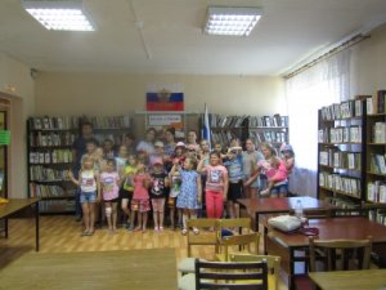 Молодые великолукские профактивисты организовали для маленьких читателей деревенской библиотеки подвижные игры - 2019-06-14 08:34:00 - 1