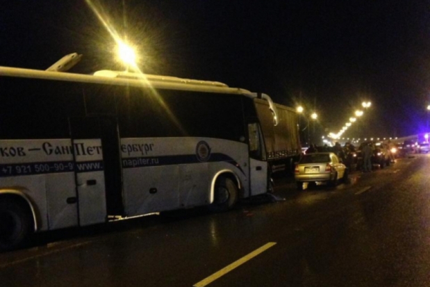 ВИДЕО: автобус «Петербург - Псков» попал в массовое ДТП на Киевском шоссе - 2020-01-13 12:49:00 - 1