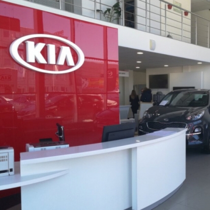 В псковском автосалоне люди в масках и не только проводят следственные мероприятия - 2019-12-18 16:10:00 - 1