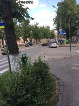 ВИДЕО с места происшествия: пешеход и два автомобиля столкнулись на центральном проспекте Великих Лук, есть пострадавшие - 2019-06-14 17:33:00 - 1