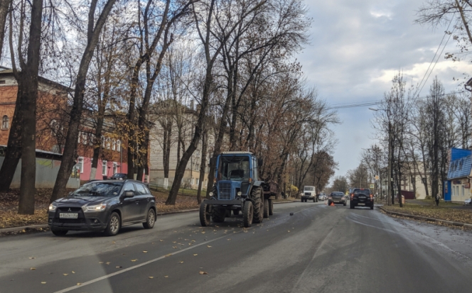 ФОТОфакт: легковушка «зацепилась» с трактором на проспекте Гагарина - 2019-10-22 15:28:00 - 1