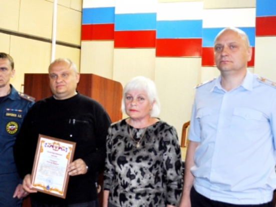 Сегодня в Великих Луках чествовали ветерана органов внутренних дел, спасшего человека на пожаре - 2018-05-23 17:21:00 - 1