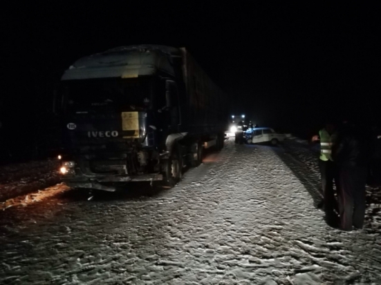 В столкновении с фурой погиб водитель ВАЗа: авария в Невельском районе (+ фото) - 2019-01-15 08:37:00 - 1