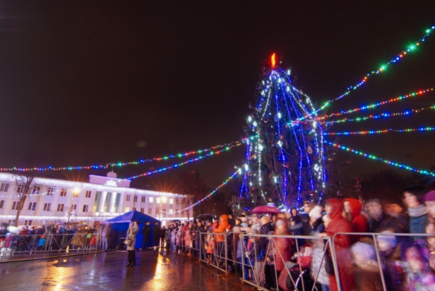 Дождливо-новогоднее ФОТО: открытие Главной ёлки в Великих Луках - 2019-12-26 21:41:00 - 1