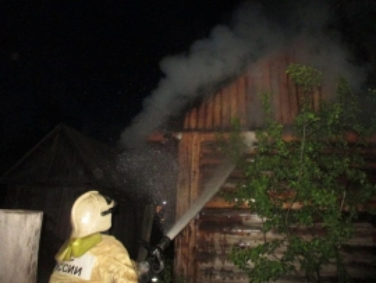 8 человек тушили баню в Пушкинских Горах - 2019-07-15 06:54:00 - 1