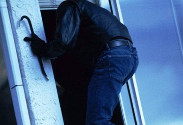 В Опочке мужчина незаконно проник в дом своей бывшей сожительницы для примирения - 2019-09-11 20:12:00 - 1