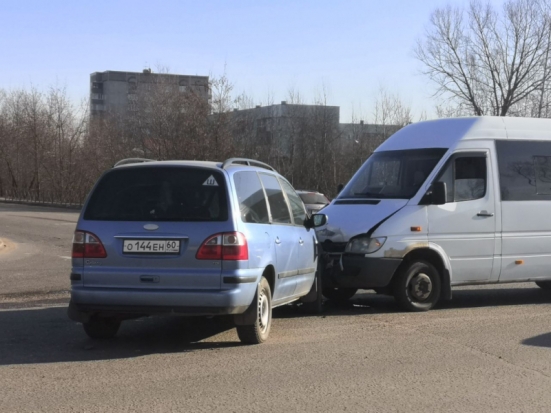 ФОТОфакт: На перекрёстке 4-х улиц в Великих Луках произошло ДТП - 2020-03-26 09:34:00 - 1
