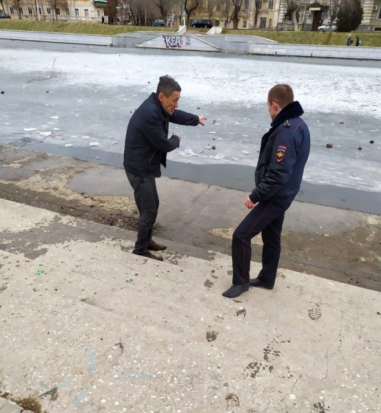 В Астрахани полицейский спас провалившегося под лед мужчину - 2019-12-30 08:53:00 - 1