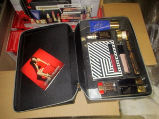 Псковские таможенники задержали на границе почти 6 тонн косметических наборов - 2016-10-05 13:37:00 - 1