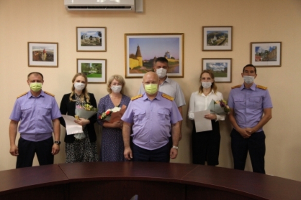 В следственном управлении СК РФ по Псковской области состоялось вручение офицерский званий сестрам-близнецам, работающим следователями - 2020-07-05 16:23:00 - 1