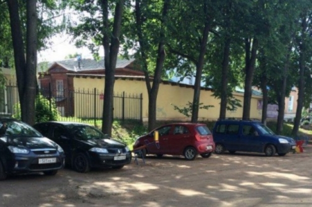 Парковка или детская площадка? - 2016-06-29 11:46:00 - 1