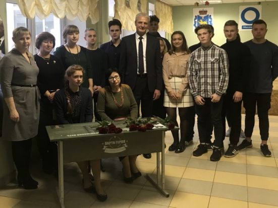 «Парта героя» появилась в Стругокрасненской школе - 2019-11-21 20:13:00 - 1