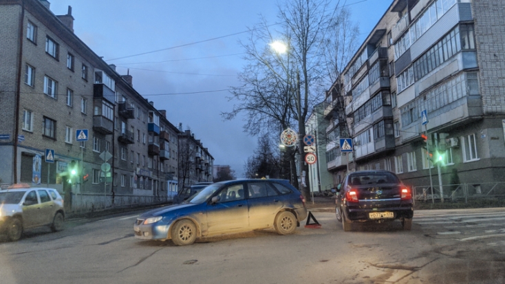 ФОТОфакт: очередное ДТП, затрудняющее движение, в Великих Луках - 2019-12-19 09:28:00 - 1