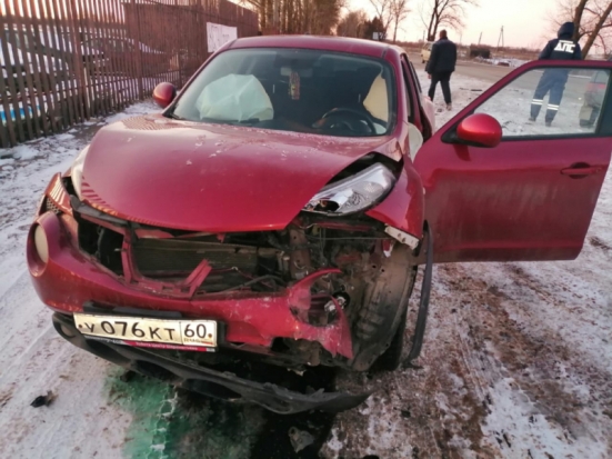 ФОТО с места происшествия: два человека травмированы в результате ДТП в Великолукском районе - 2020-02-07 10:58:00 - 1